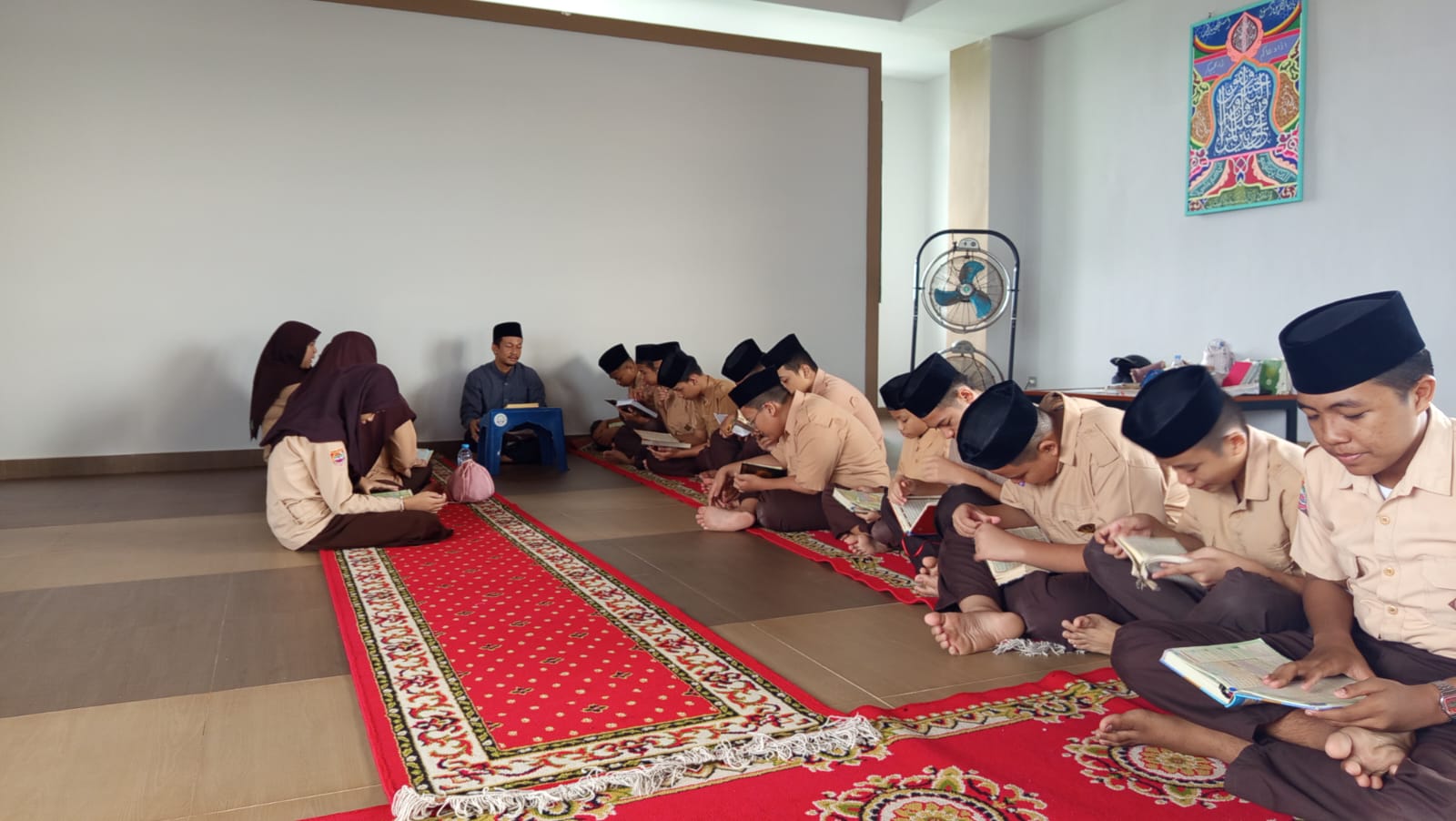 Santri SMPIT Plus Baitul Ma'arif Makassar sedang mengikuti kegiatan tahfidz